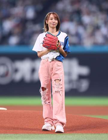 「変わらず綺麗やな」44歳人気美女がエスコン降臨 可憐投球でノーバンならずもキュートに「OK」マーク ネット騒然「やっぱり可愛い」「アヒル口してたー」