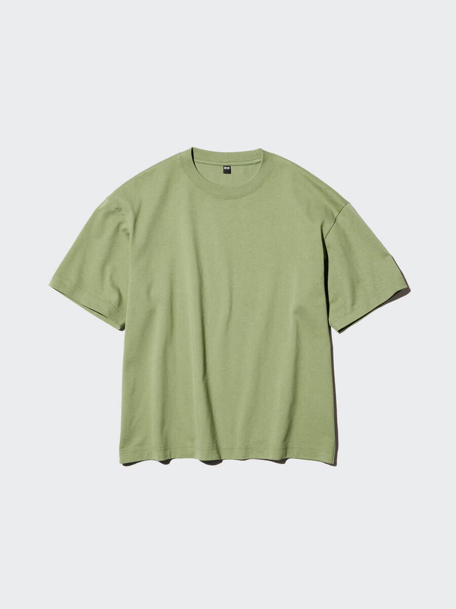 淡い緑色の無地の半袖Tシャツ