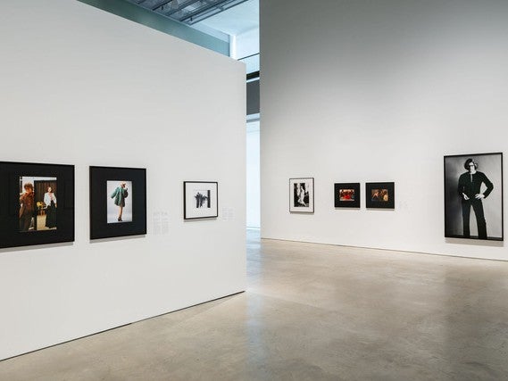 ニューヨークで「イヴ・サンローランと写真」展 仕事場での写真や自筆のメモなど300点