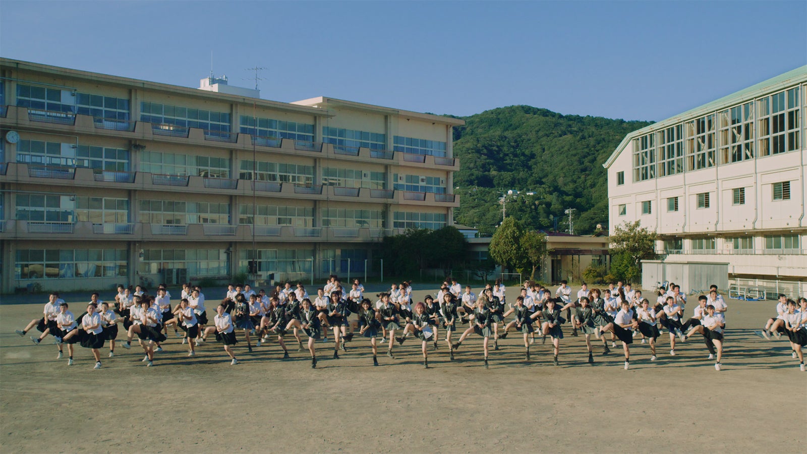 AKB48 58thシングル「根も葉もRumor」MVより（C）AKB48／キングレコード