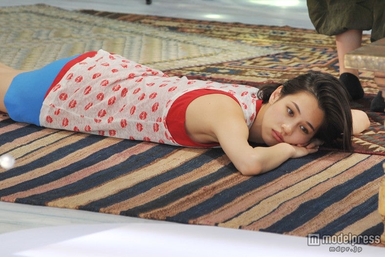 水原希子／ICEカップヌードル新CM「氷入れすぎた」篇メイキングカットより