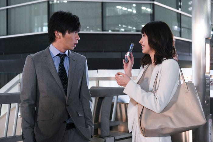 田中圭・新垣結衣「獣になれない私たち」第1話より(C)日本テレビ
