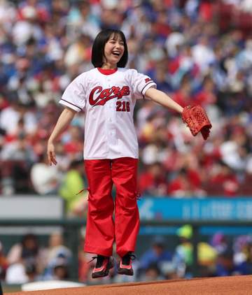 カープ戦始球式で話題の18歳女優 グラブはレジェンドの刺しゅう入り「お借りできて光栄でした」