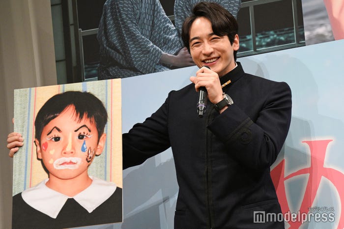 ハロウィンで母親に落書きされた写真を披露した小関裕太(C)モデルプレス