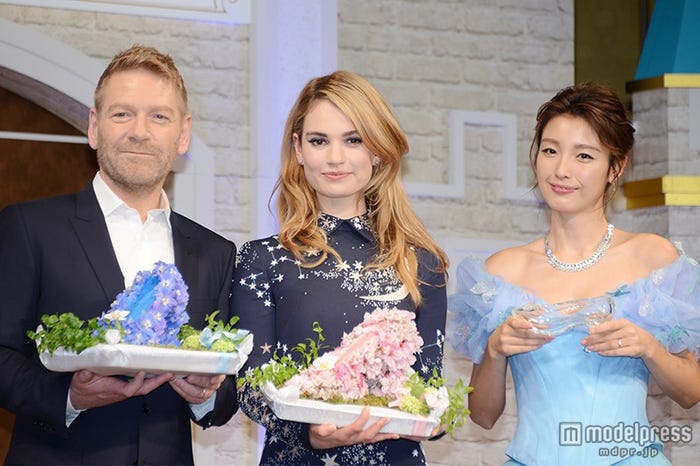 (左から)ケネス・ブラナー監督、リリー・ジェームズ、木下優樹菜