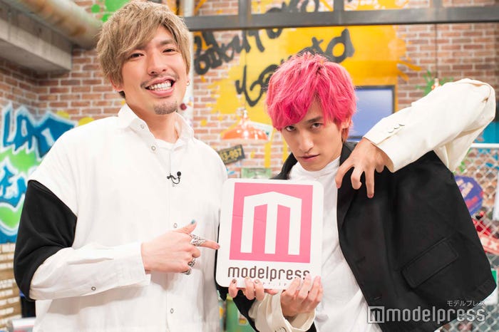 (左)りんたろー。(右)モデルプレスの“m”ポーズを編み出した兼近大樹(C)モデルプレス