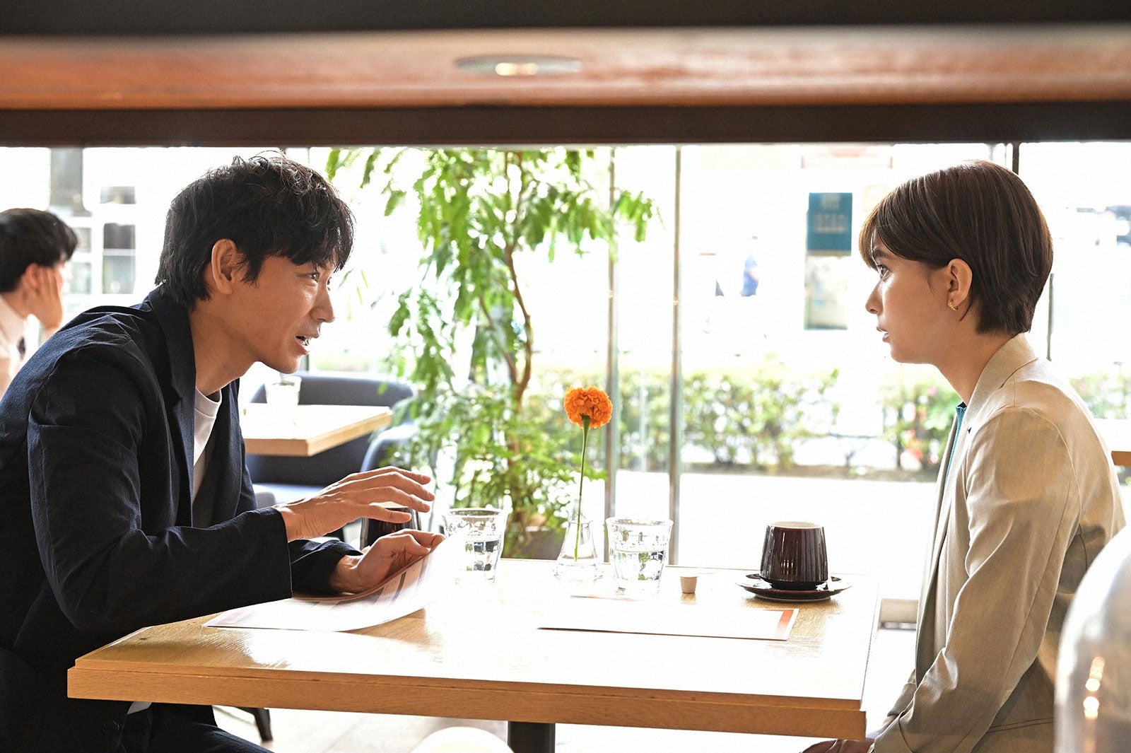 （左から）綾野剛、芳根京子／「オールドルーキー」第1話より（C）TBS