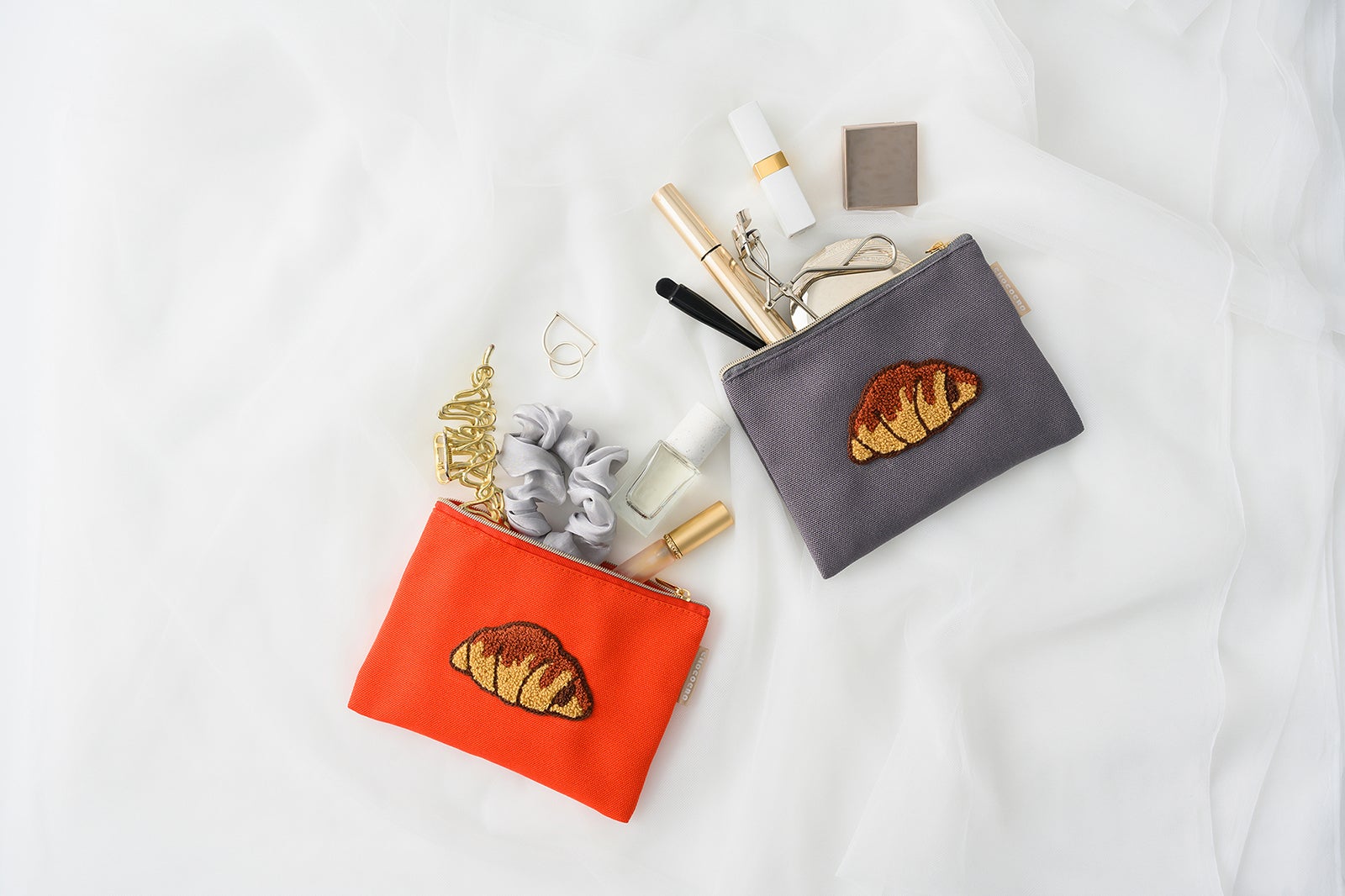 「サンマルクカフェ福袋2026」チョコクロ刺繍ポーチ（提供写真）