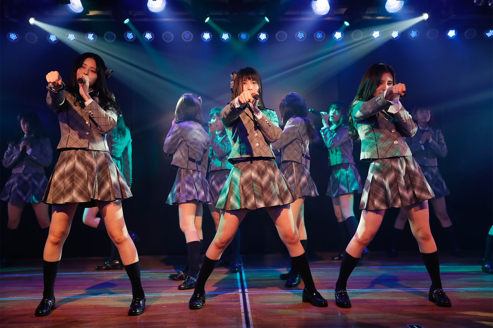 人見古都音、岡部麟、谷川聖／AKB48チーム8「その雫は、未来へと繋がる虹になる。」公演（C）AKS