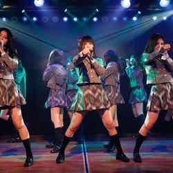 人見古都音、岡部麟、谷川聖／AKB48チーム8「その雫は、未来へと繋がる虹になる。」公演（C）AKS