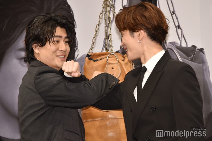 顔がグッと近づき、照れながら腕を組む森本慎太郎、渡辺翔太(C)モデルプレス