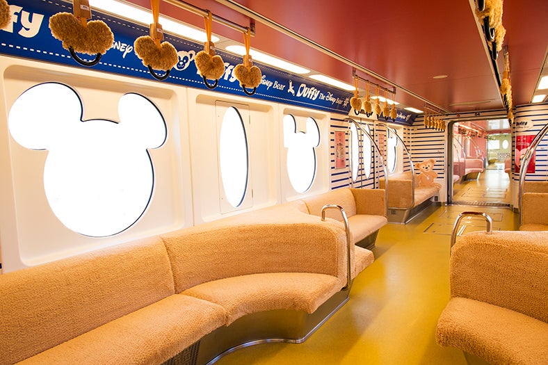 ダッフィーの“ふわふわモノレール”運行期間延長が決定／ダッフィー車内（C）Disney