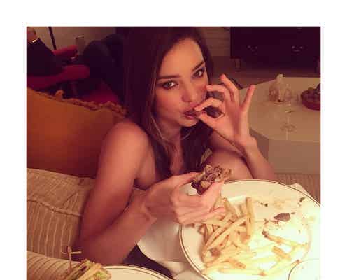 ミランダ・カー、ジャンクフードをパクリ!それでもスレンダーボディの秘密とは