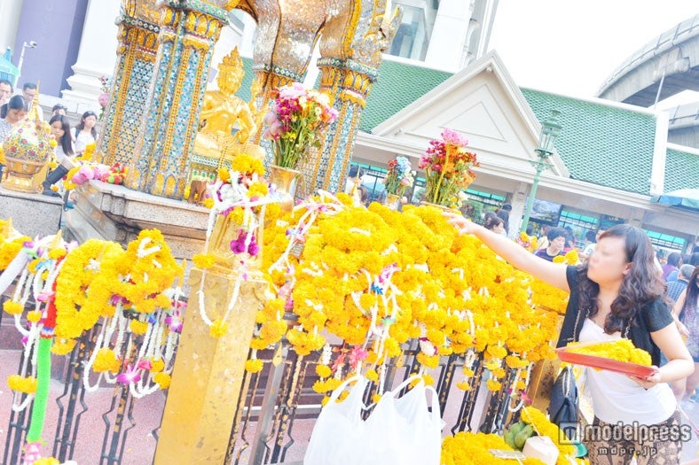 花を手向ける人々