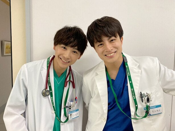 泣くな研修医 隆治 白濱亜嵐 石井 須賀健太 白衣姿の2shotに反響 このツーショは感動ですぅ モデルプレス 泣くな研修医 隆治 白濱亜嵐 石井 須賀健太 白衣姿の2shotに反響 このツーショは感動ですぅ モデルプレス