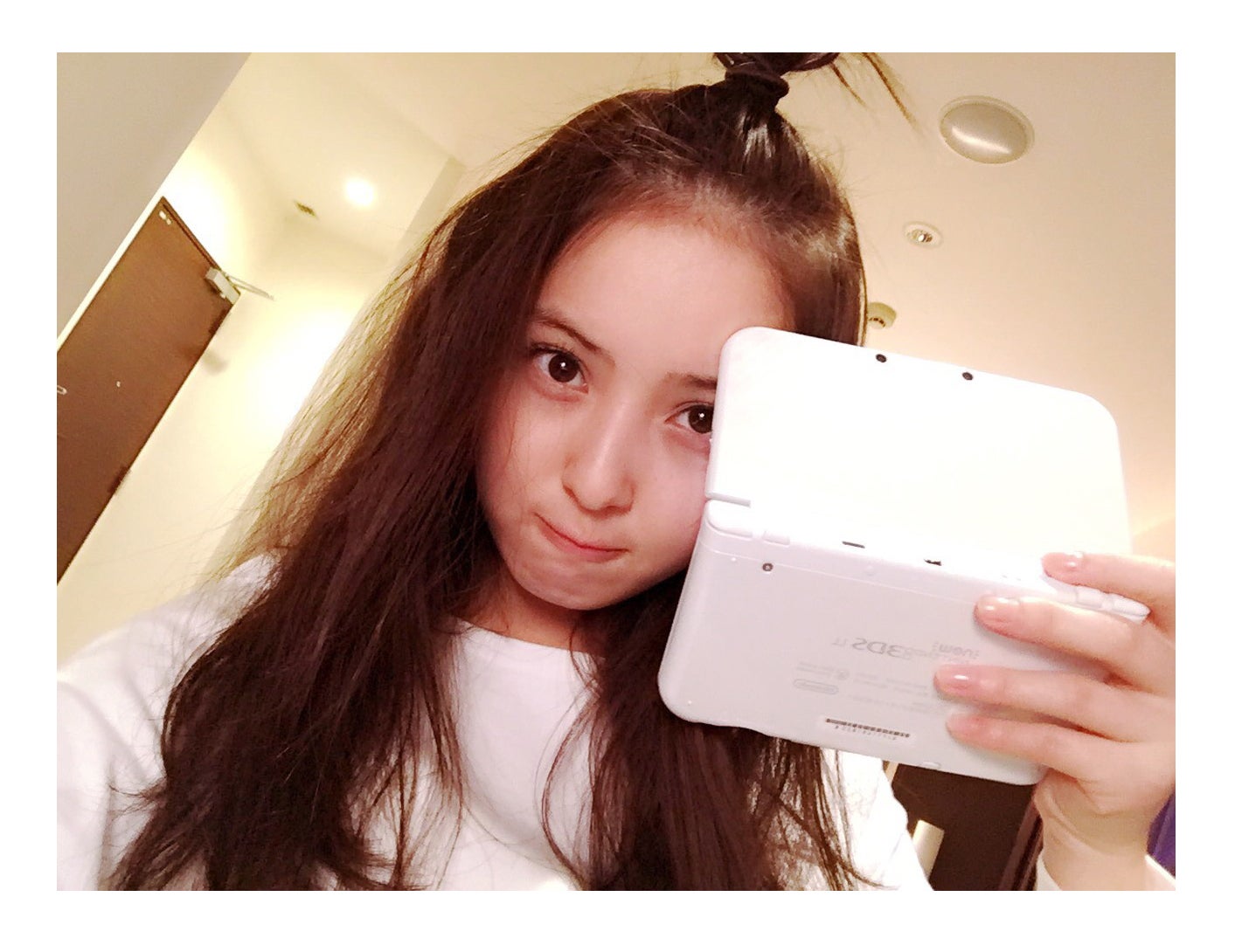 画像1 2 佐々木希 ちょんまげ デコ出しヘアでリラックス めっちゃ可愛い の声 モデルプレス