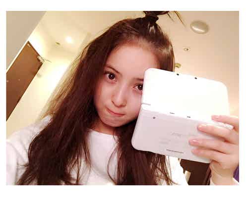 佐々木希、“ちょんまげ”デコ出しヘアでリラックス「めっちゃ可愛い」の声