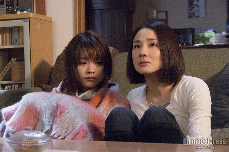 有村架純、母親“あーちゃん”を演じた吉田羊／（C）2015映画「ビリギャル」製作委員会