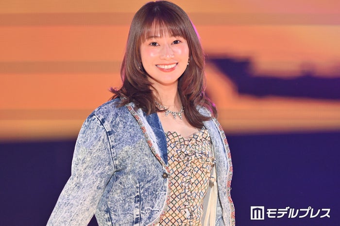桜井玲香、爽やかトップスからデコルテチラ見せ 爽やかコーデ披露【GirlsAward 2024 S／S】