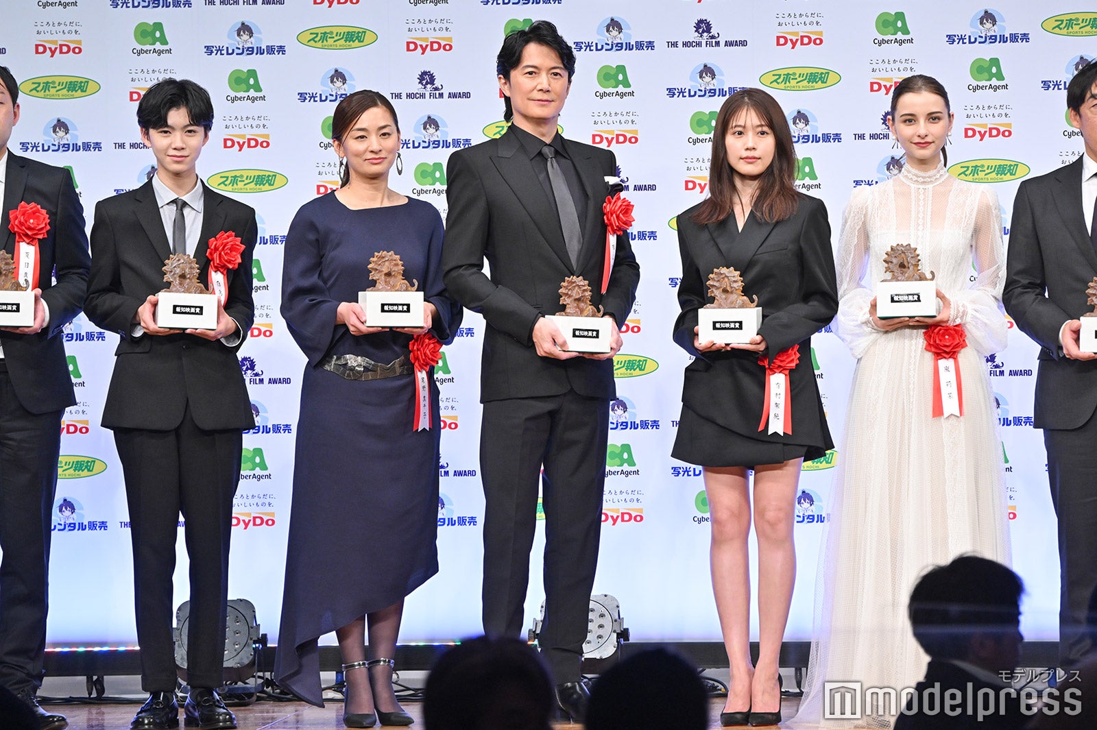 （左から）白鳥晴都、尾野真千子、福山雅治、有村架純、嵐莉菜（C）モデルプレス