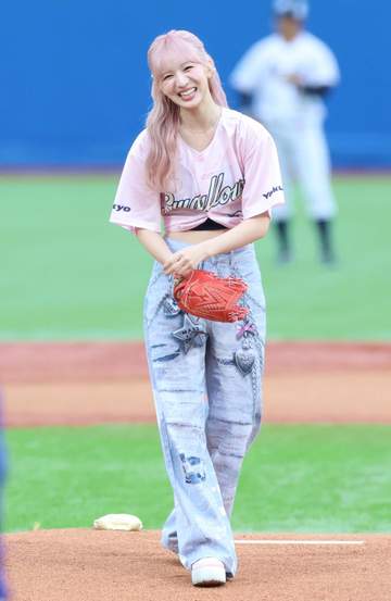 「本格左腕っぽかった」神宮降臨のピンク髪人気美女、サウスポー超美麗フォームにネット驚き「立ち姿も美しい」「可愛すぎるやろ」