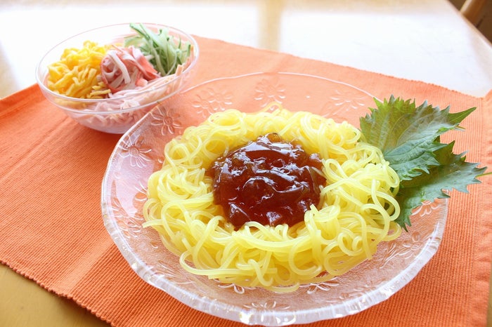 オリジナル期間限定メニュー「ヒマワリ 冷やし中華」／画像提供：ソレイユの丘