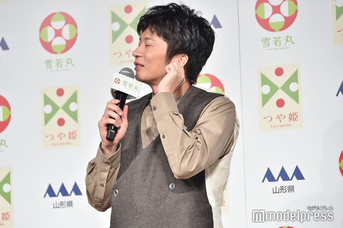 鼻歌をつっこまれて照れる田中圭(C)モデルプレス