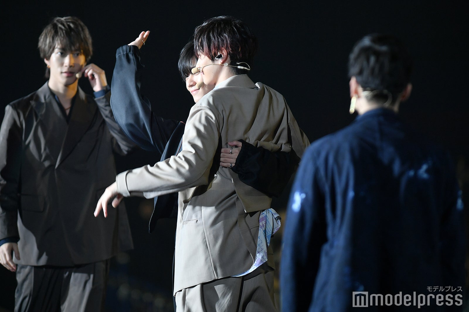 川村壱馬＆吉野北人がハグ（中央）（C）モデルプレス