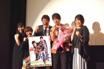 映画 ねばぎば 初日舞台挨拶 Twitterが話題沸騰の赤井英和の嫁が花束贈呈 モデルプレス