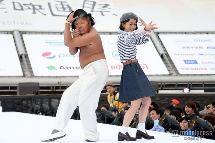 (左より)ロバート秋山竜次、三戸なつめ