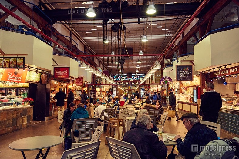 地元の人でいつもにぎわっているフードコートなどもあり、食べ物から洋服、ワインなんでもそろう