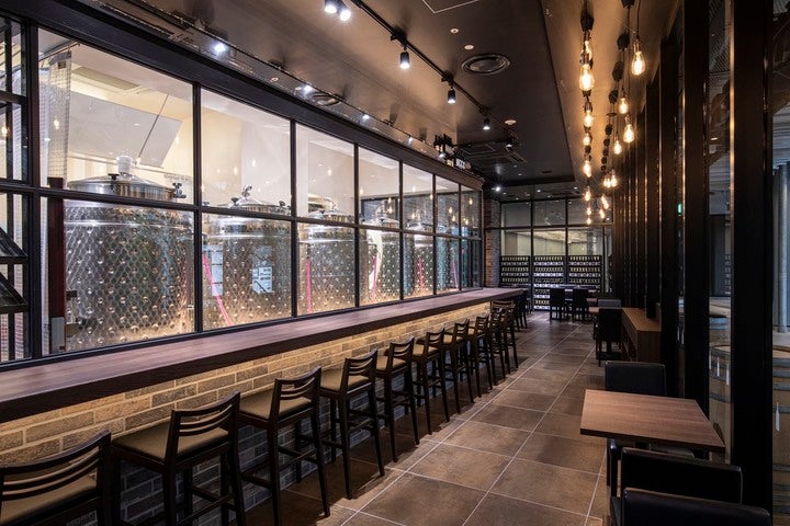 カウンター越しに見える醸造所／画像提供：スイミージャパン