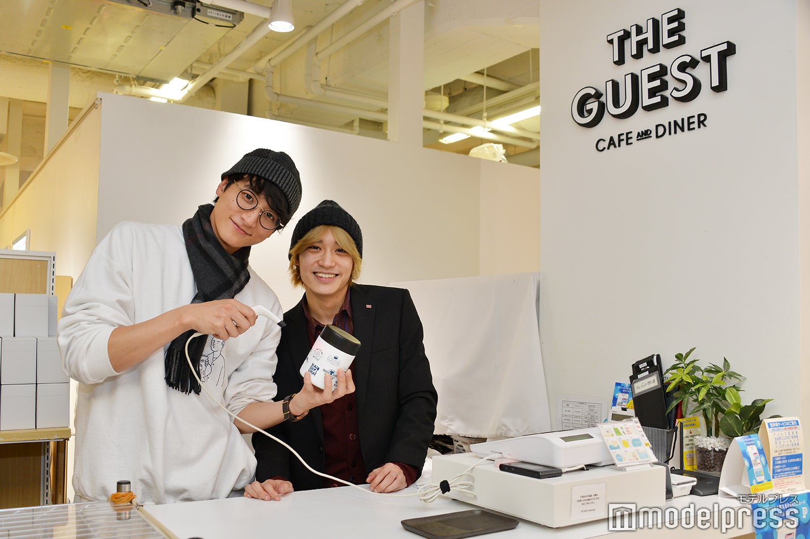 （左から）小関裕太、松岡広大（C）モデルプレス