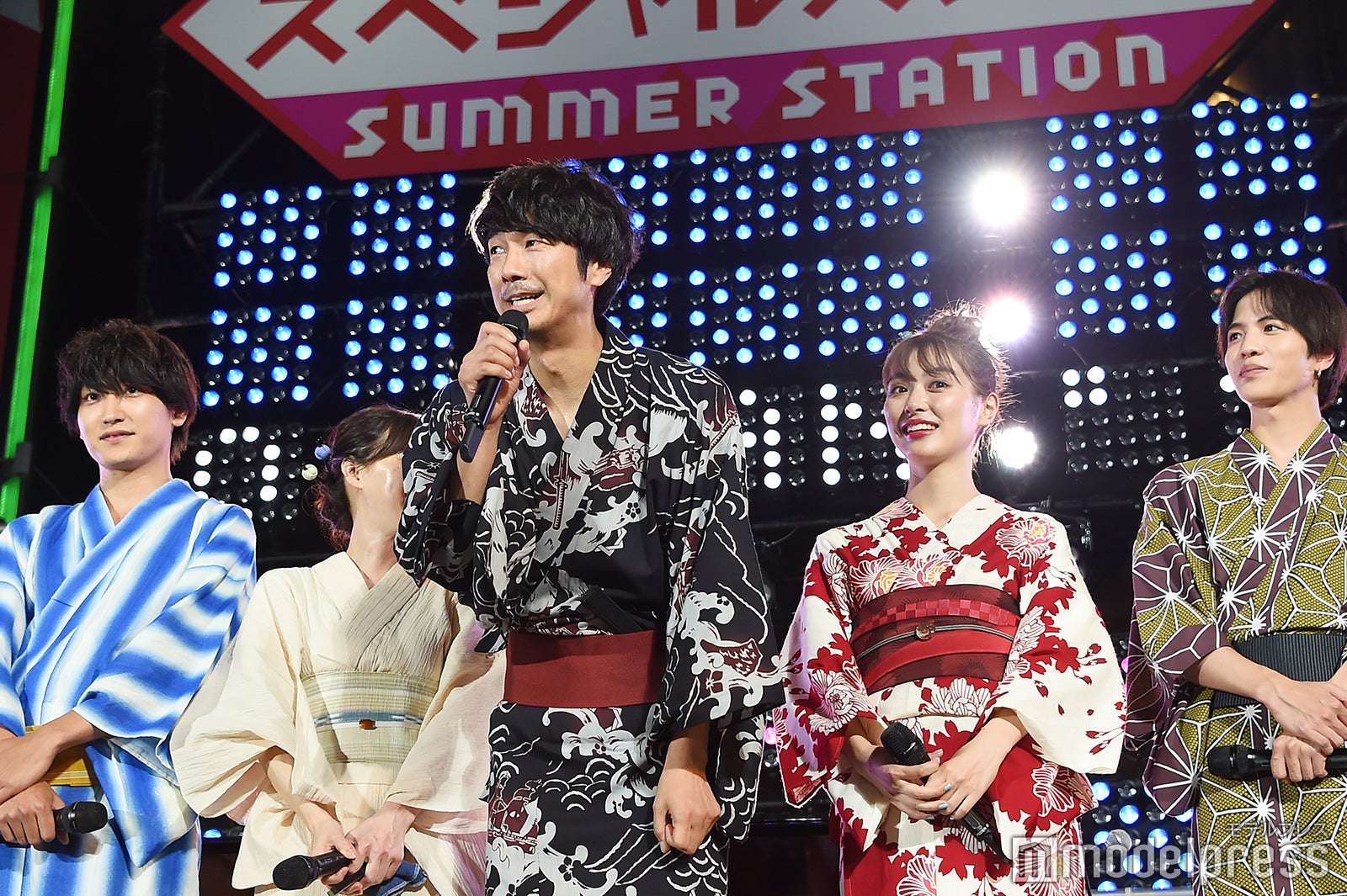 声を張って挨拶する眞島秀和（中央） （C）モデルプレス