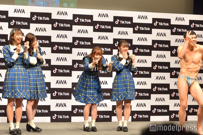 小島よしおのダンスにSKE48メンバーツッコミ (C)モデルプレス