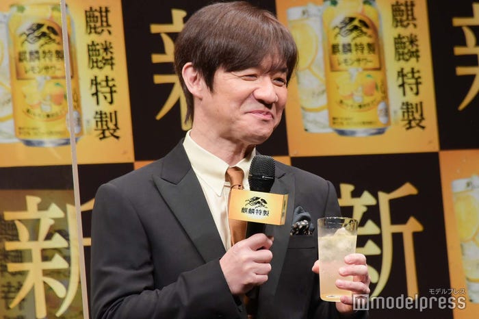 レモンサワーを飲む内村光良 (C)モデルプレス