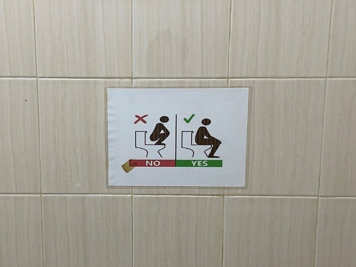 便座の上にしゃがむのを禁止する案内図