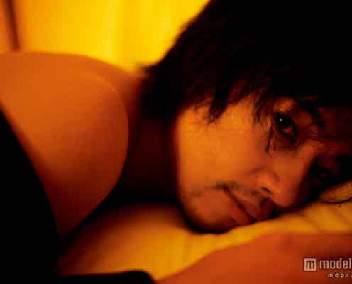 斎藤工、SEXYな大胆ショットで大人の色気放出 蜷川実花とタッグ