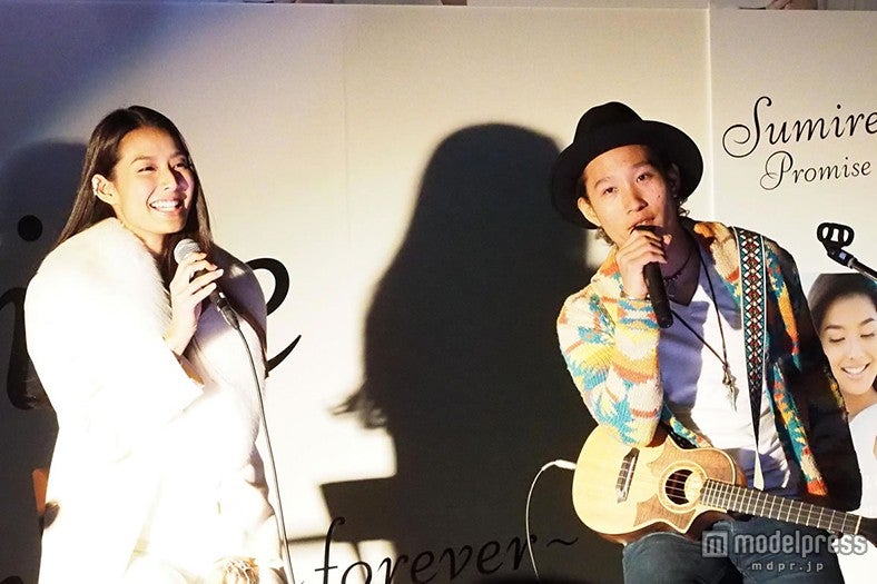 すみれ（左）、平井大（右）