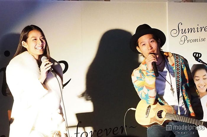 すみれ(左)、平井大(右)