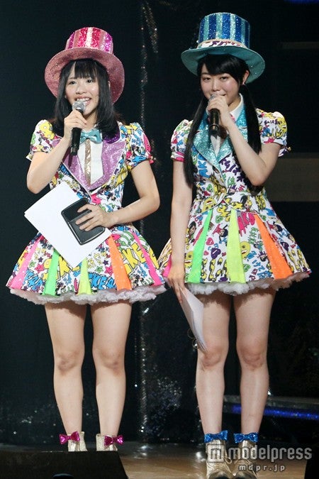 MCを務めたSKE48の松村香織（左）とAKBE48の峯岸みなみ（右）／（C）AKS