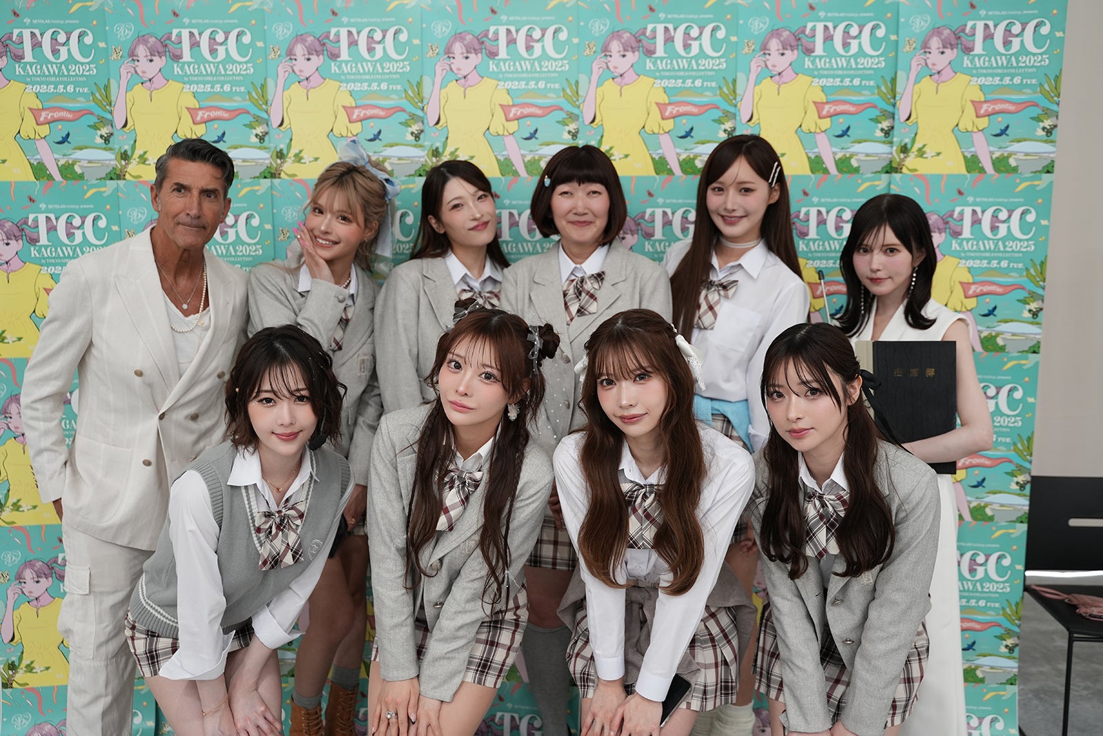 （後列左から）パンツェッタ・ジローラモ、今井アンジェリカ、二瓶有加、川村エミコ、きほ、益若つばさ（前列左から）RIKO、FUKA、ASUKA、TSUKASA（提供写真）