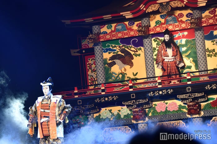 宮舘涼太&市川團十郎の共演シーン…この後互いに見つめ合う(C)モデルプレス