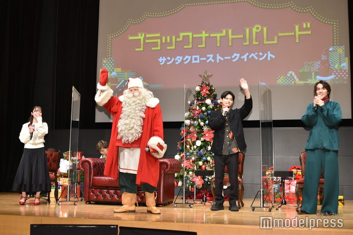 (左から)橋本環奈、サンタクロース、吉沢亮、中川大志 (C)モデルプレス