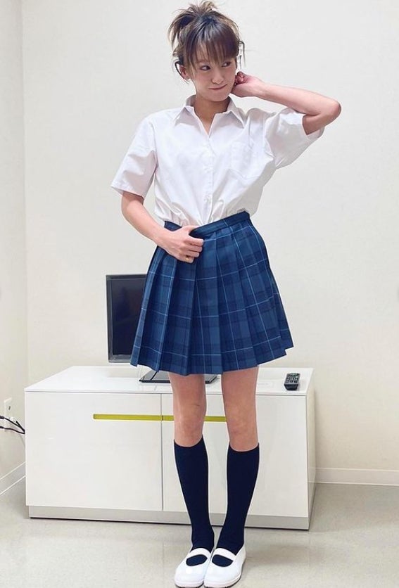 西山茉希、制服姿で美脚披露「かわいい」「素敵」と反響