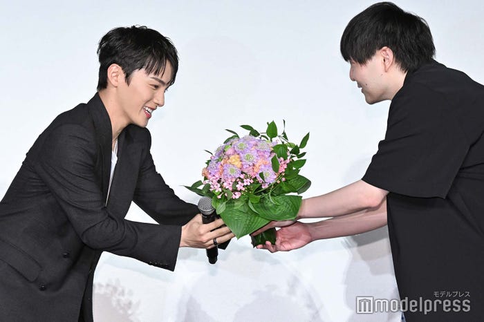 川西拓実、むつき潤氏(C)モデルプレス