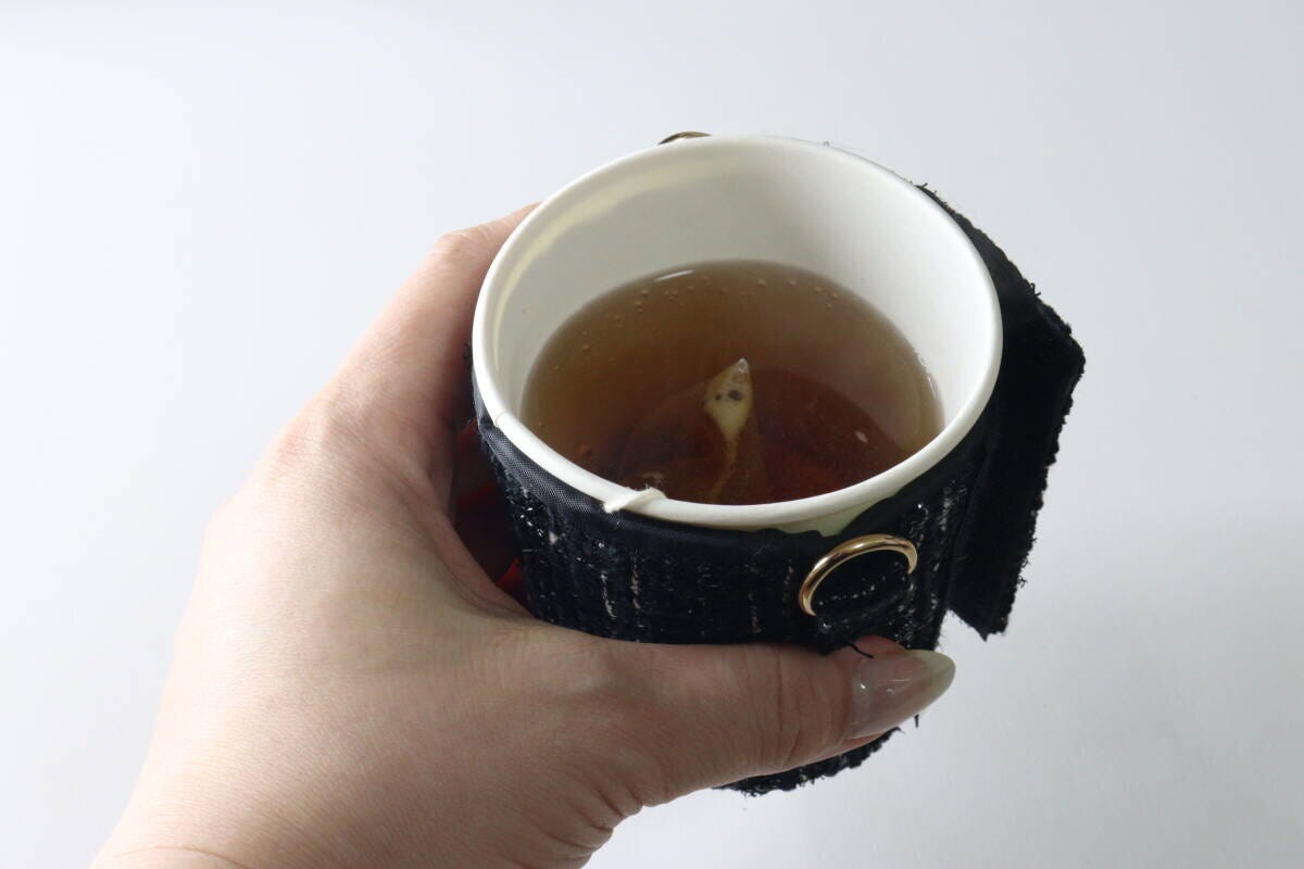 ストラップを外しスリーブのみにしてカップを手に持っている様子 ストラップを外しスリーブのみにしてカップを手に持っている様子