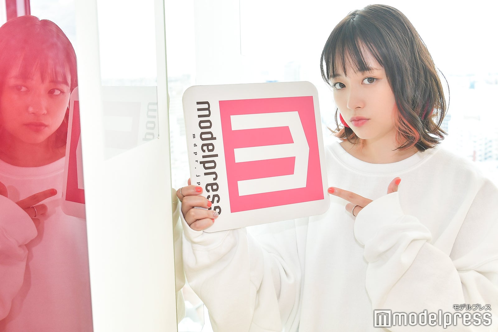 ドヤ顔でモデルプレスのロゴを「Enjoy」頭文字の“E”に！（※でも逆）（C）モデルプレス