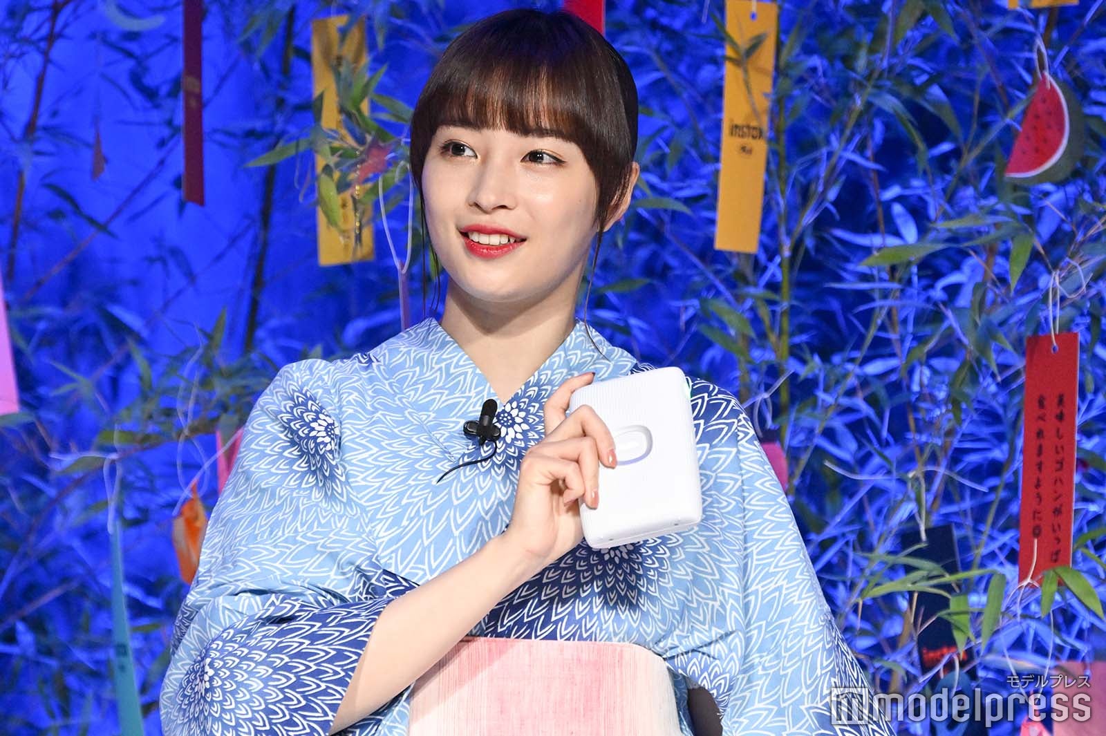 製品を持つ広瀬すず （C）モデルプレス