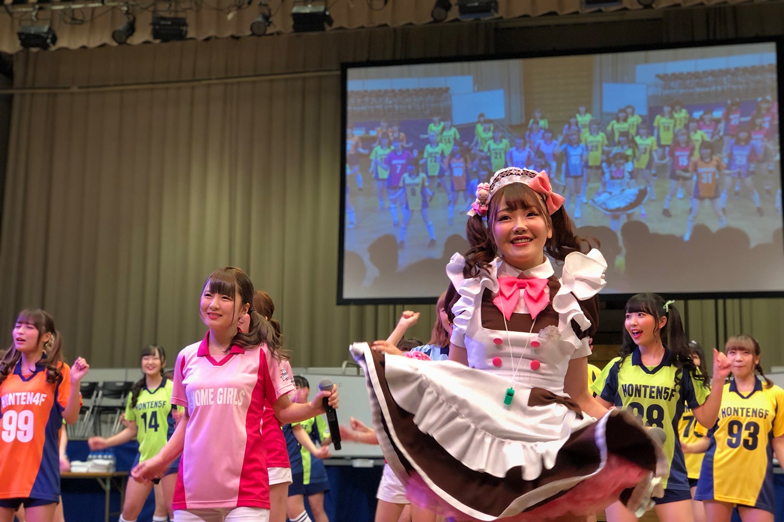 『永遠メイド主義』を歌唱 （提供写真）